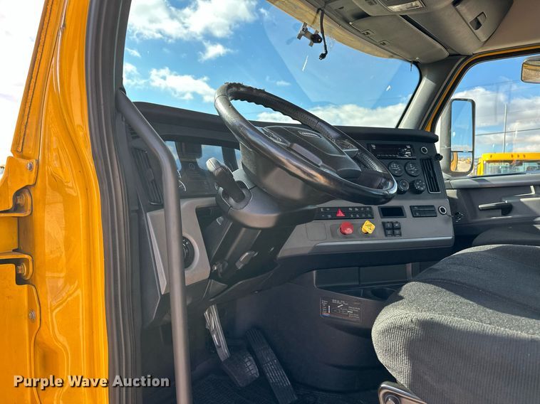 image for item ER4738 2020 Freightliner Cascadia 126 semi truck