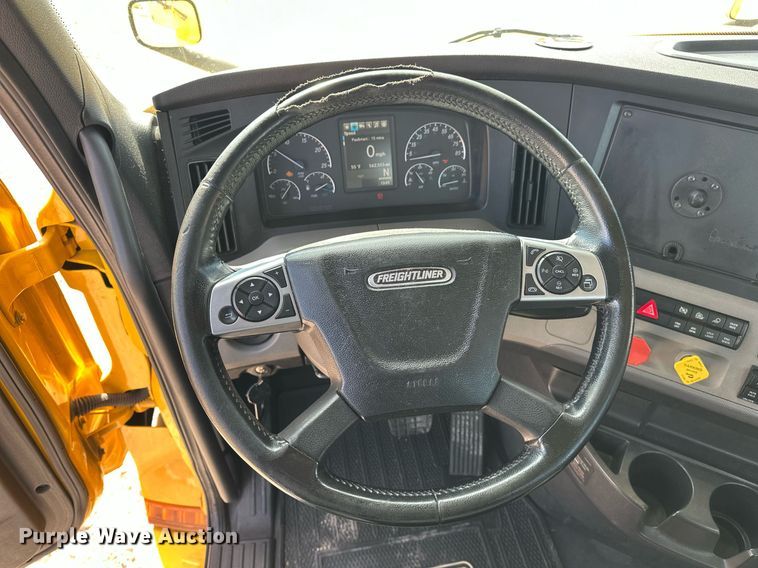 image for item ER4738 2020 Freightliner Cascadia 126 semi truck