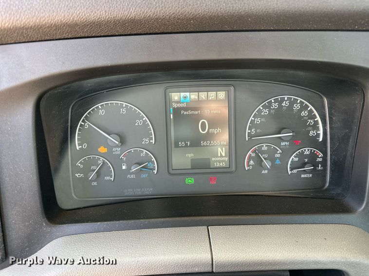 image for item ER4738 2020 Freightliner Cascadia 126 semi truck