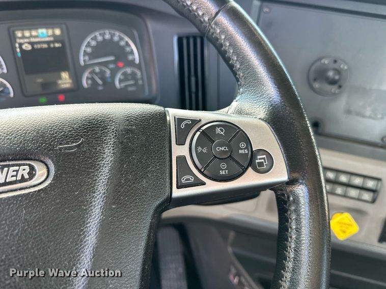 image for item ER4738 2020 Freightliner Cascadia 126 semi truck