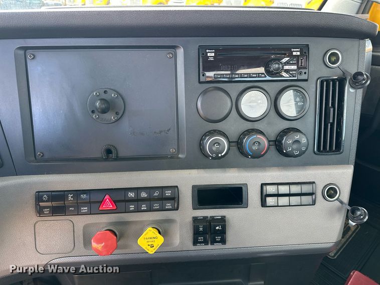 image for item ER4738 2020 Freightliner Cascadia 126 semi truck