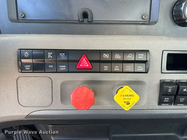 image for item ER4738 2020 Freightliner Cascadia 126 semi truck