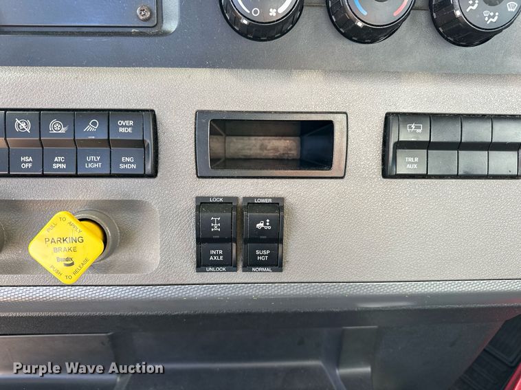 image for item ER4738 2020 Freightliner Cascadia 126 semi truck