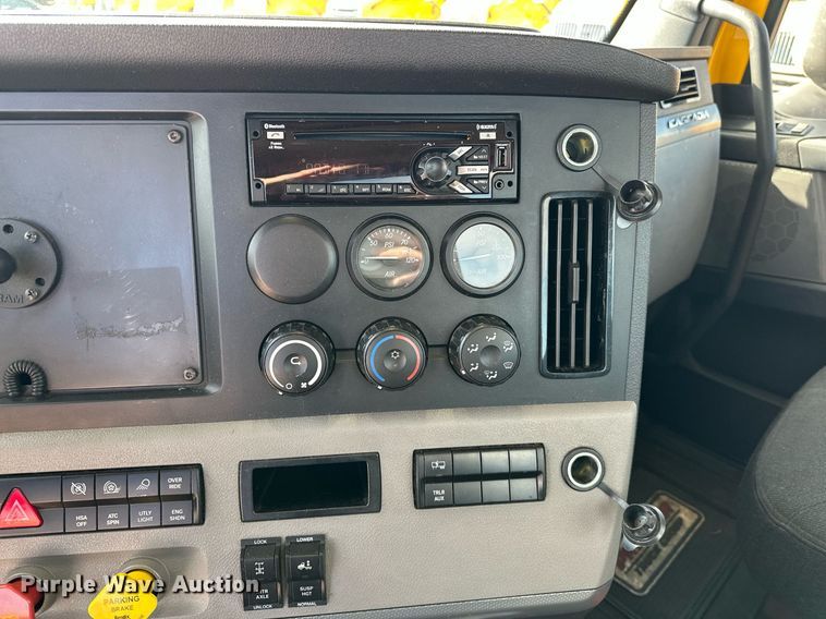 image for item ER4738 2020 Freightliner Cascadia 126 semi truck