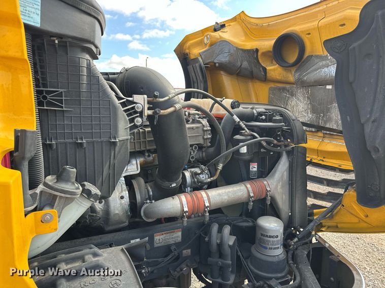 image for item ER4738 2020 Freightliner Cascadia 126 semi truck