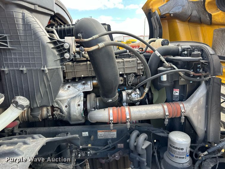 image for item ER4738 2020 Freightliner Cascadia 126 semi truck