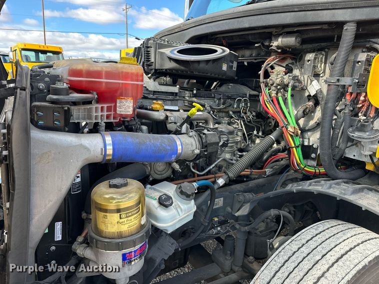 image for item ER4738 2020 Freightliner Cascadia 126 semi truck