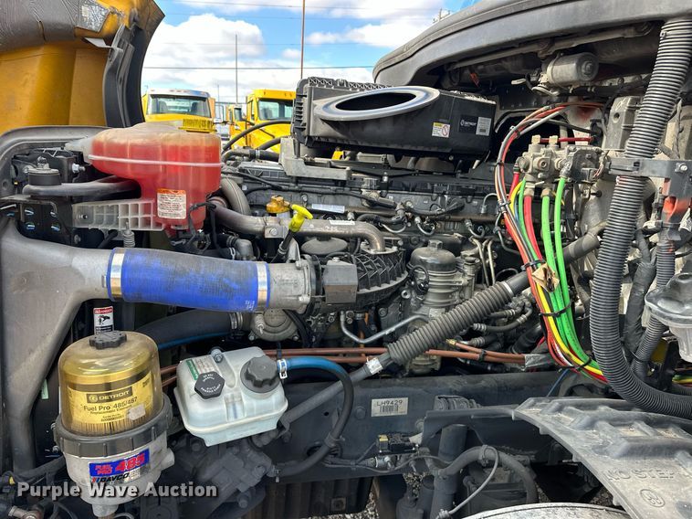 image for item ER4738 2020 Freightliner Cascadia 126 semi truck