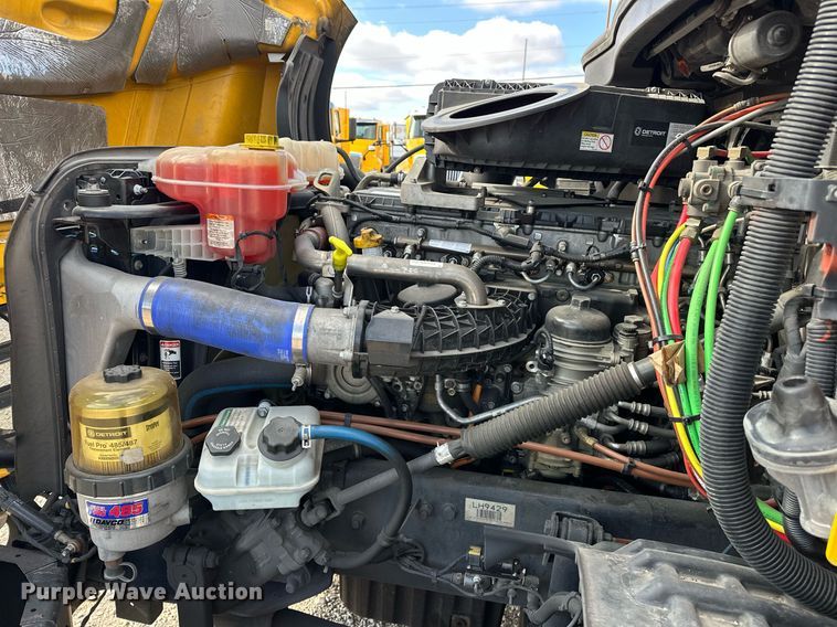 image for item ER4738 2020 Freightliner Cascadia 126 semi truck