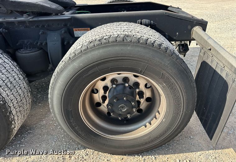 image for item ER4738 2020 Freightliner Cascadia 126 semi truck