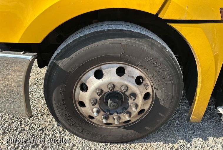 image for item ER4738 2020 Freightliner Cascadia 126 semi truck