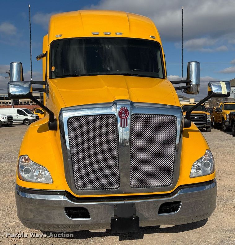 image for item ER4739 2022 Kenworth T680 semi truck