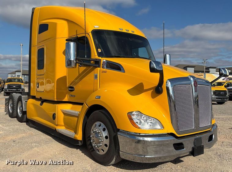 image for item ER4739 2022 Kenworth T680 semi truck