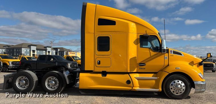 image for item ER4739 2022 Kenworth T680 semi truck
