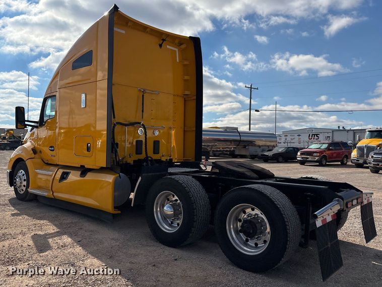 image for item ER4739 2022 Kenworth T680 semi truck