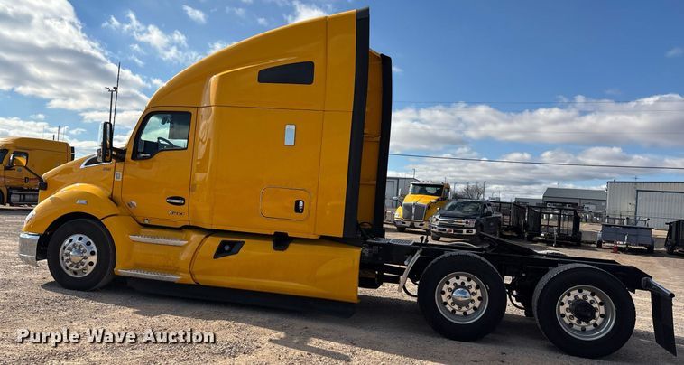 image for item ER4739 2022 Kenworth T680 semi truck