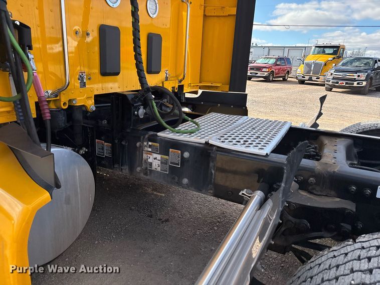 image for item ER4739 2022 Kenworth T680 semi truck