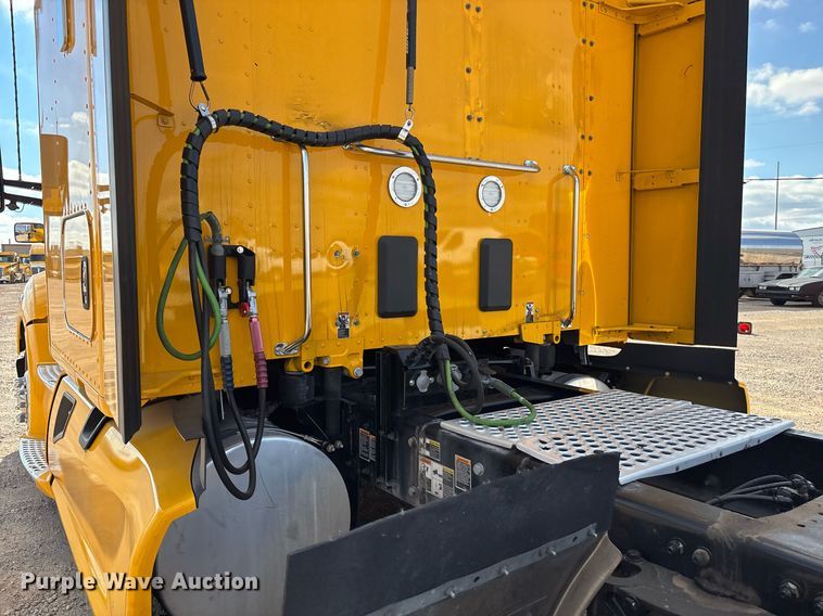 image for item ER4739 2022 Kenworth T680 semi truck