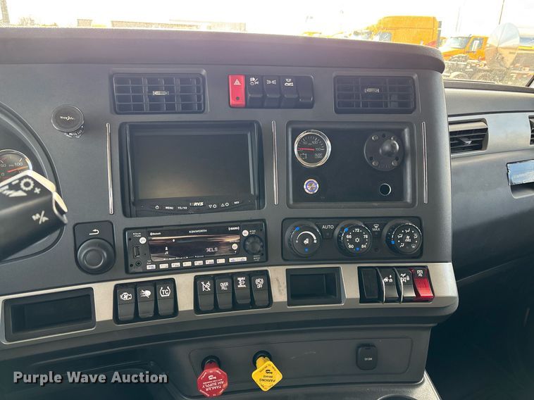 image for item ER4739 2022 Kenworth T680 semi truck