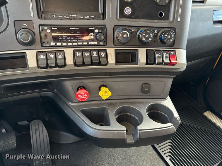 image for item ER4739 2022 Kenworth T680 semi truck