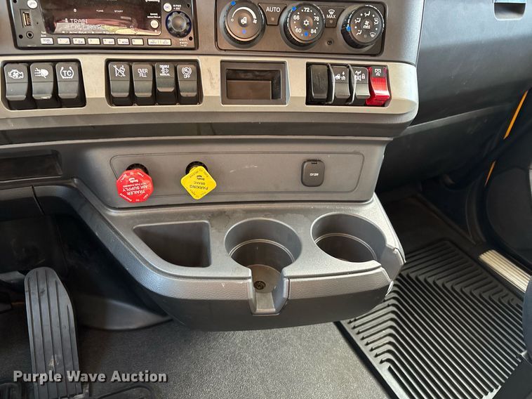 image for item ER4739 2022 Kenworth T680 semi truck