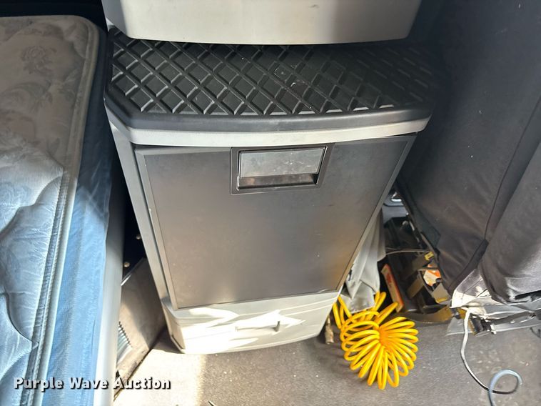 image for item ER4739 2022 Kenworth T680 semi truck