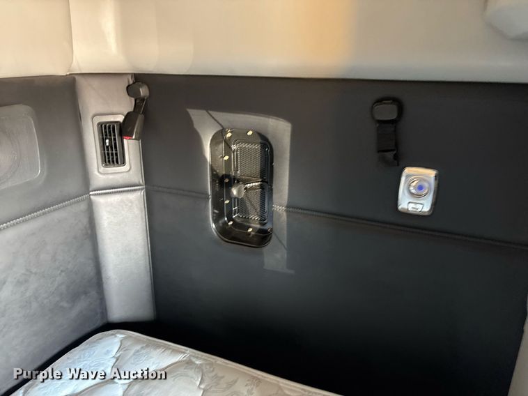 image for item ER4739 2022 Kenworth T680 semi truck