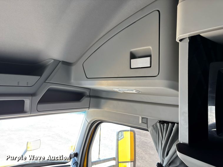 image for item ER4739 2022 Kenworth T680 semi truck