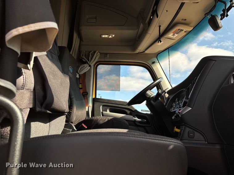 image for item ER4739 2022 Kenworth T680 semi truck