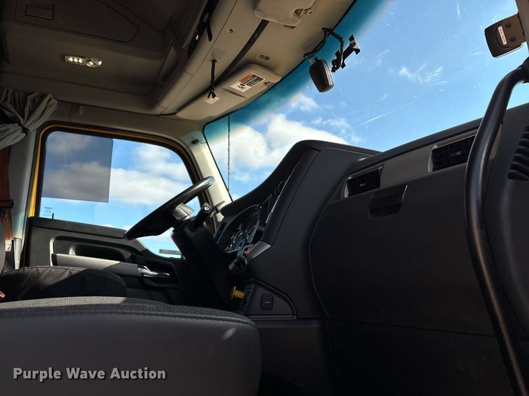 image for item ER4739 2022 Kenworth T680 semi truck