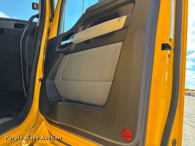 image for item ER4739 2022 Kenworth T680 semi truck