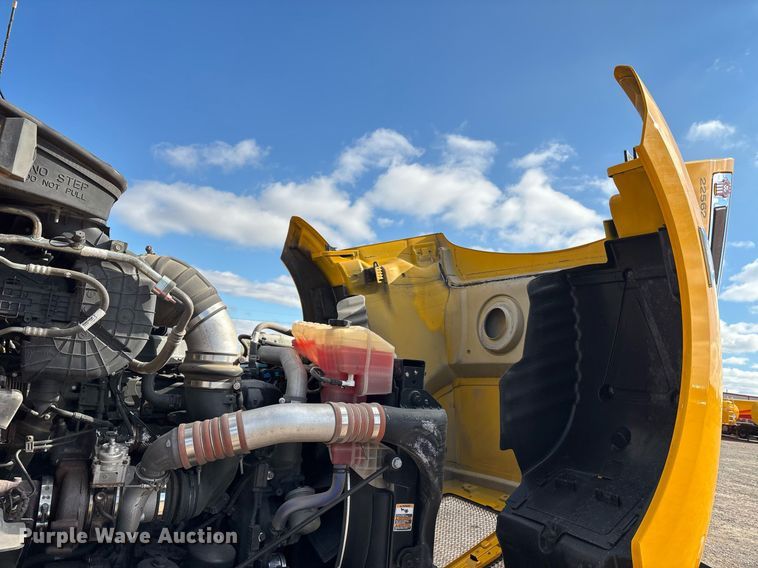 image for item ER4739 2022 Kenworth T680 semi truck