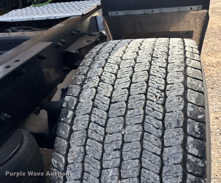 image for item ER4739 2022 Kenworth T680 semi truck