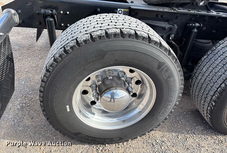 image for item ER4739 2022 Kenworth T680 semi truck