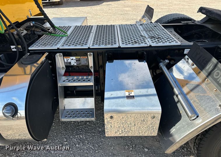 image for item ER4741 2020 Kenworth T680 semi truck