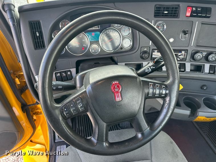 image for item ER4741 2020 Kenworth T680 semi truck