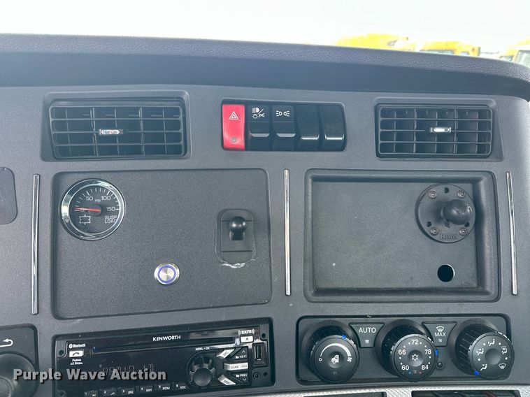 image for item ER4741 2020 Kenworth T680 semi truck