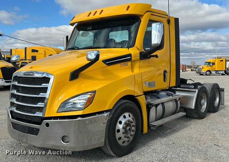 image for item ER4742 2021 Freightliner Cascadia 126 semi truck