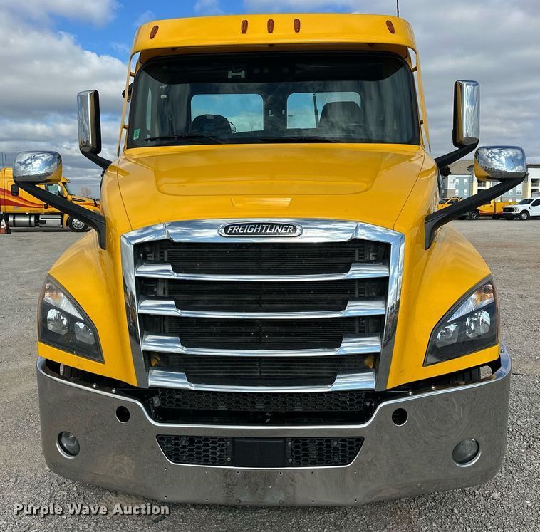 image for item ER4742 2021 Freightliner Cascadia 126 semi truck
