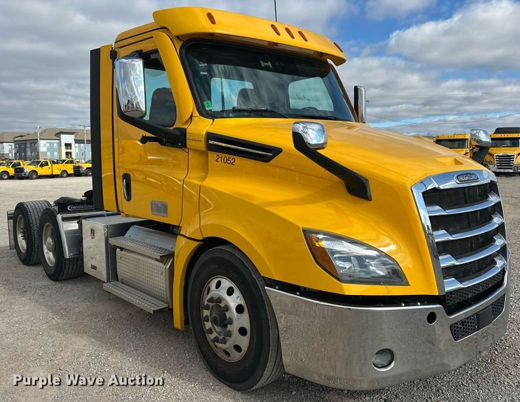 image for item ER4742 2021 Freightliner Cascadia 126 semi truck