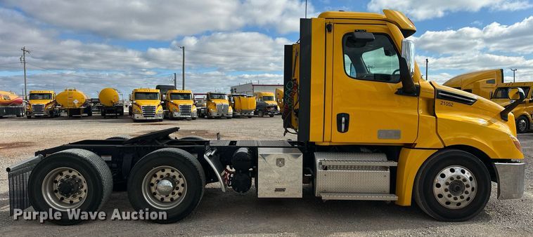 image for item ER4742 2021 Freightliner Cascadia 126 semi truck