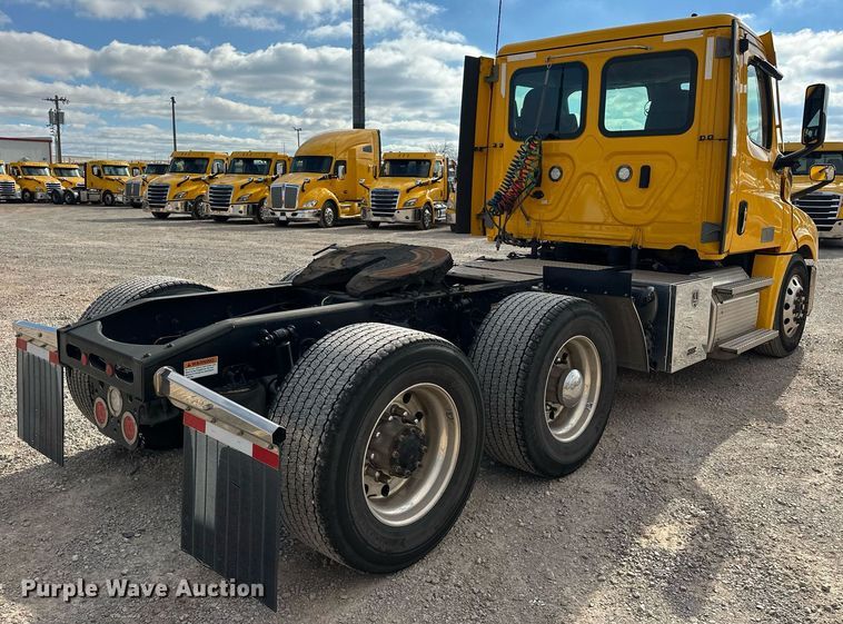 image for item ER4742 2021 Freightliner Cascadia 126 semi truck