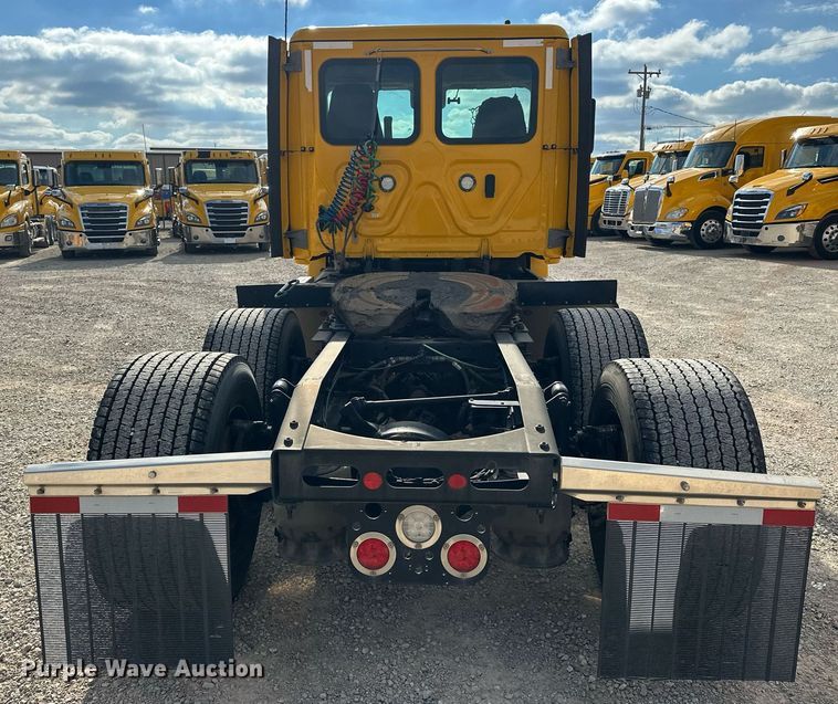 image for item ER4742 2021 Freightliner Cascadia 126 semi truck