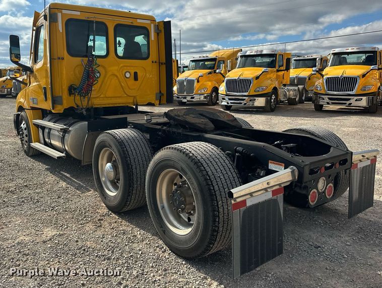 image for item ER4742 2021 Freightliner Cascadia 126 semi truck