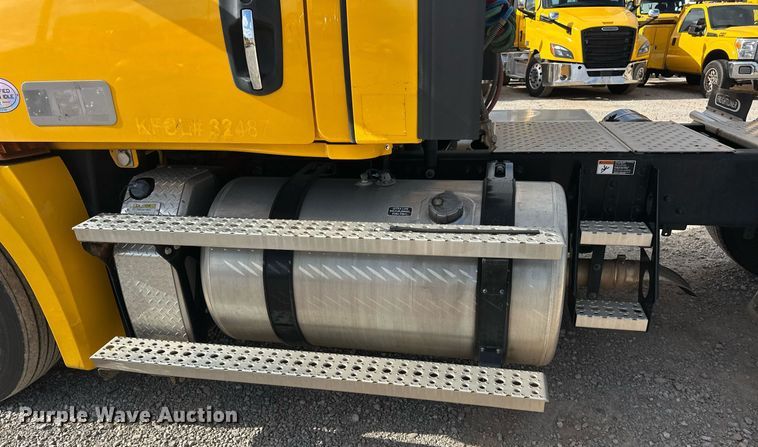 image for item ER4742 2021 Freightliner Cascadia 126 semi truck