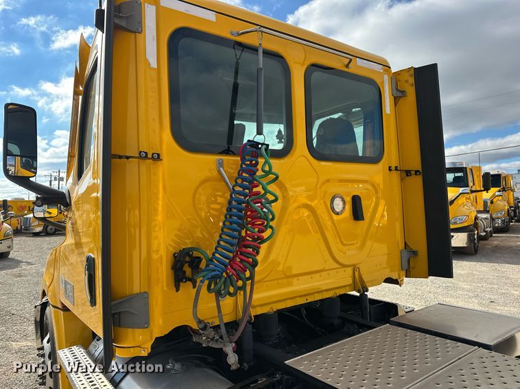 image for item ER4742 2021 Freightliner Cascadia 126 semi truck