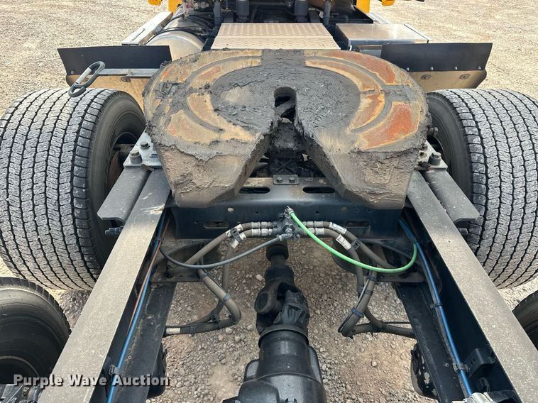 image for item ER4742 2021 Freightliner Cascadia 126 semi truck