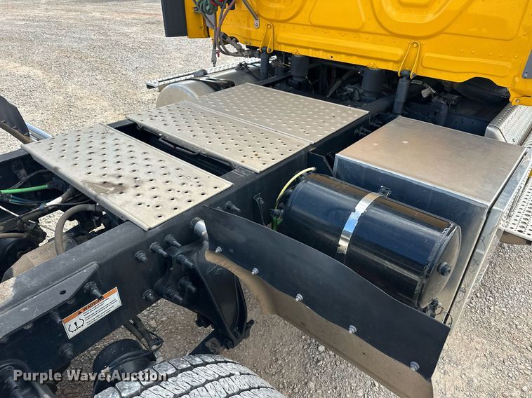 image for item ER4742 2021 Freightliner Cascadia 126 semi truck