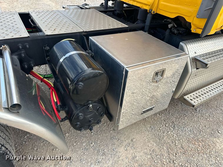 image for item ER4742 2021 Freightliner Cascadia 126 semi truck