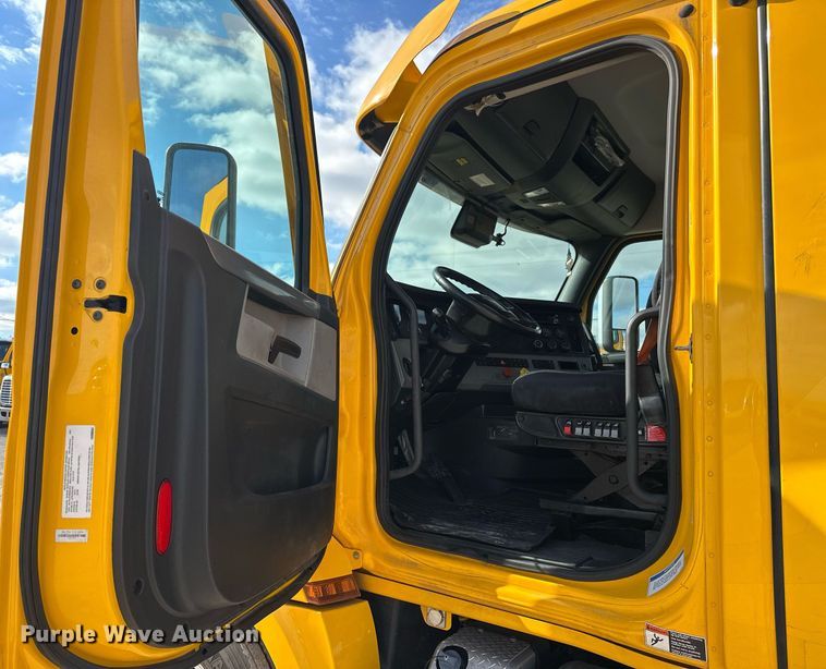 image for item ER4742 2021 Freightliner Cascadia 126 semi truck